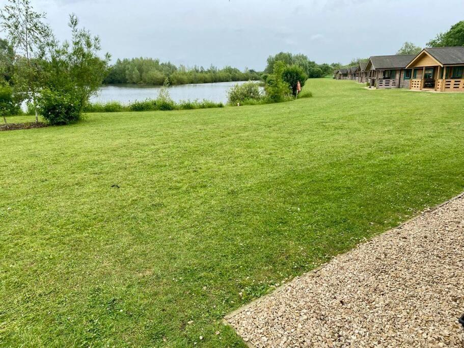 סאות' סרני Lilly Lodge, Lake Pochard מראה חיצוני תמונה