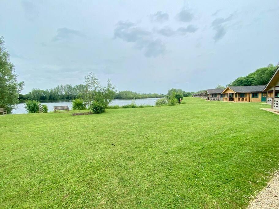 סאות' סרני Lilly Lodge, Lake Pochard מראה חיצוני תמונה